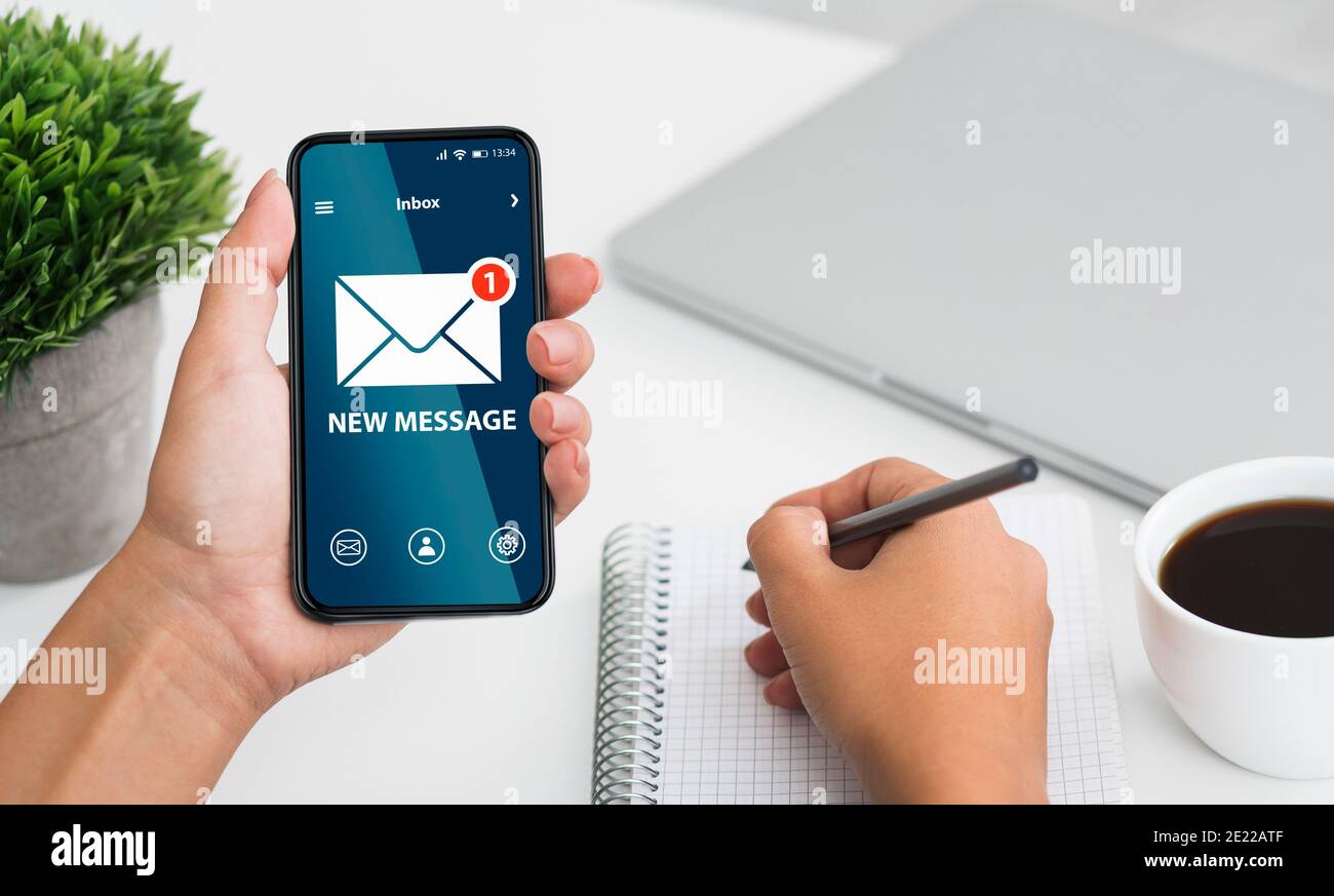 Newsletter-Konzept. Frau Bekam Neue Nachricht Auf Dem Smartphone Während Der Arbeit Im Büro Stockfoto