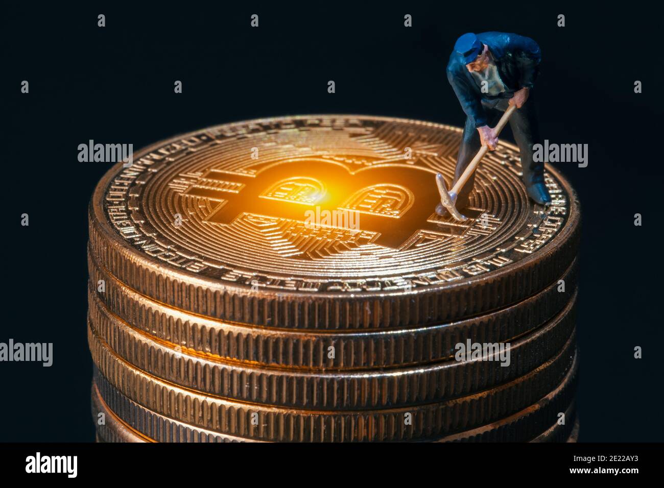 Macro Miner Figur auf glänzendem Bitcoin Stack. Kryptowährung Konzept Stockfoto