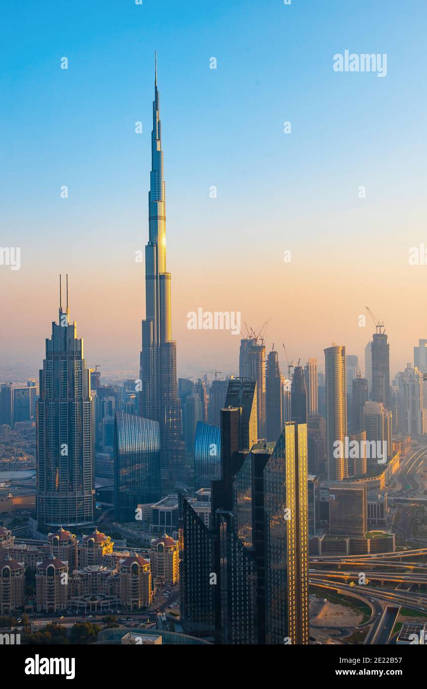 Dubai Downtown Cityscape hih-Blick bei Sonnenuntergang. Vereinigte Arabische Emirate Moderne Architektur und Reisen abstrakt Stockfoto