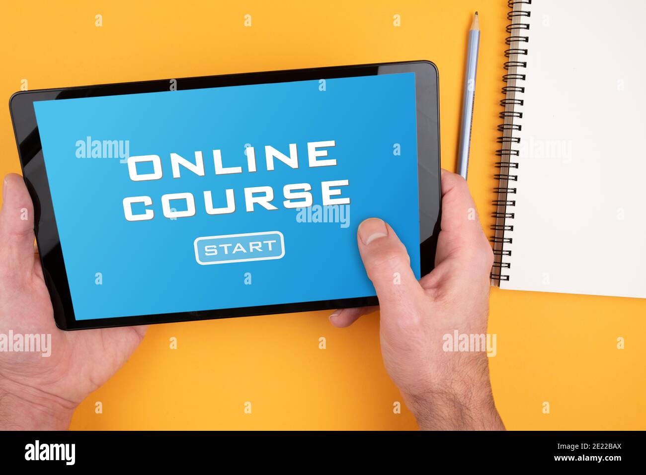 Person, die am Online-Kurs auf Tablet-Computer, E-Learning und Online-Bildungskonzept Stockfoto