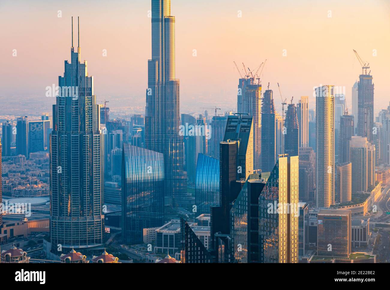 Dubai Downtown Cityscape hih-Blick bei Sonnenuntergang. Vereinigte Arabische Emirate Moderne Architektur und Reisen abstrakt Stockfoto