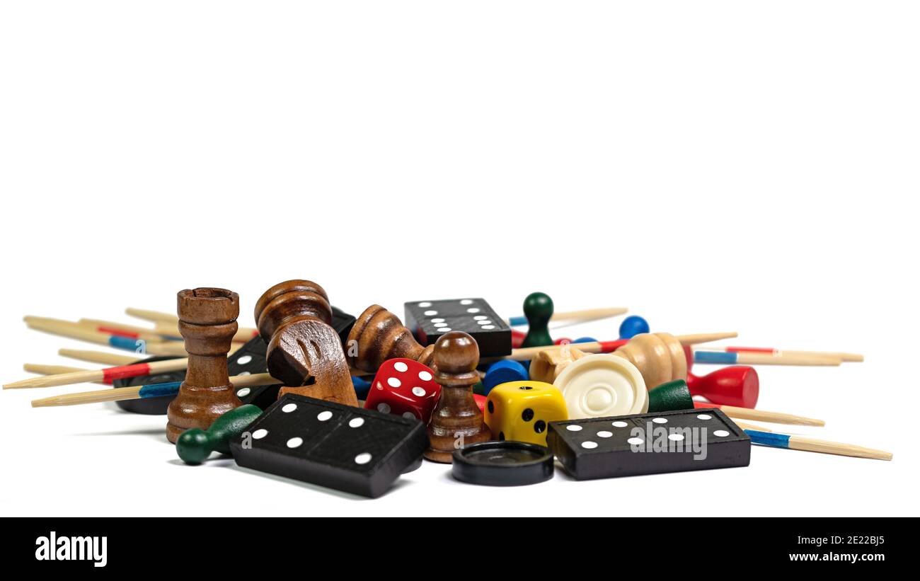 Verschiedene Spielfiguren für Brettspiele vor weißem Hintergrund  Stockfotografie - Alamy