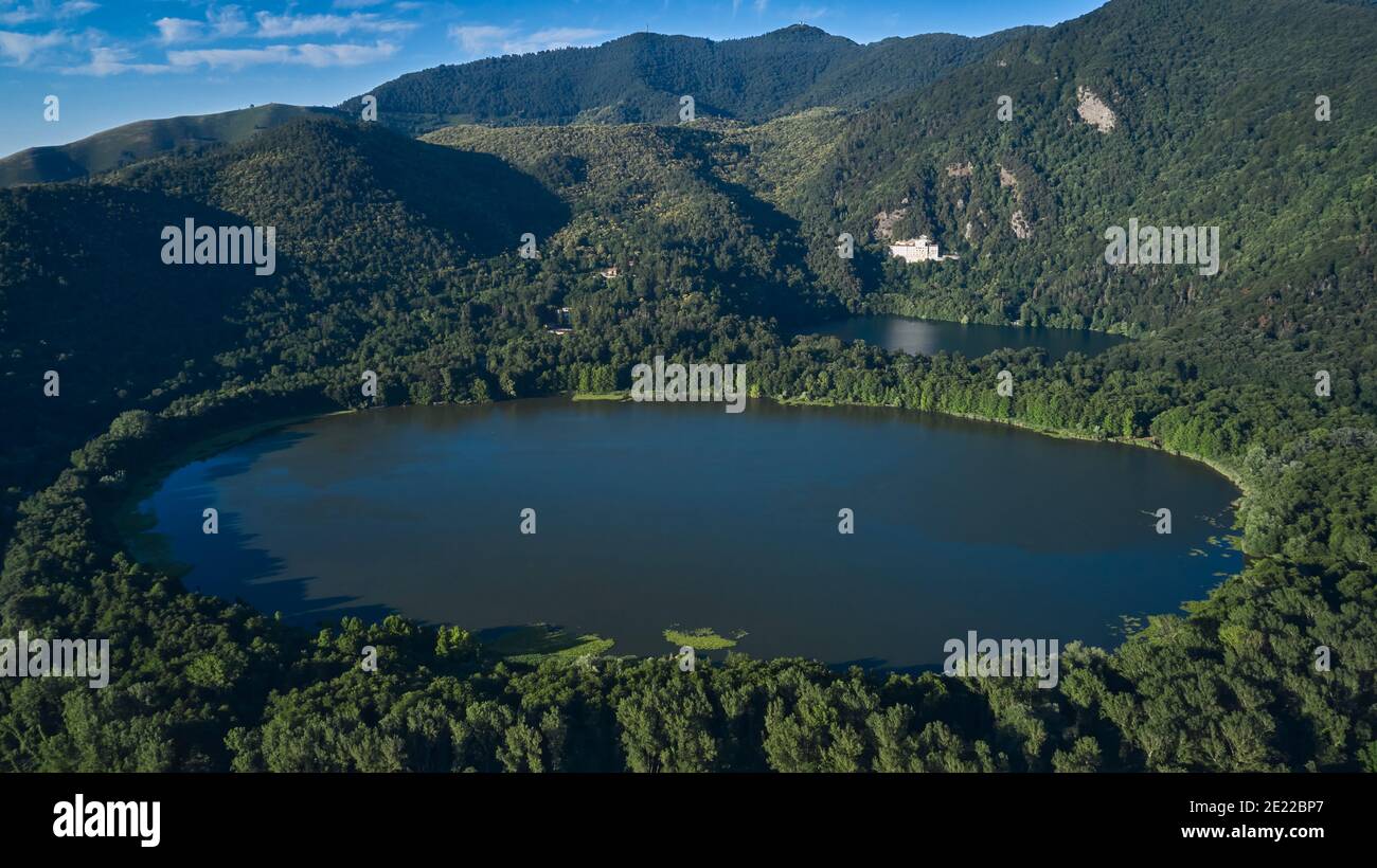 Luftaufnahme der beiden Monticchio-Seen bei Monte Vulture in Basilicata (Italien) Stockfoto