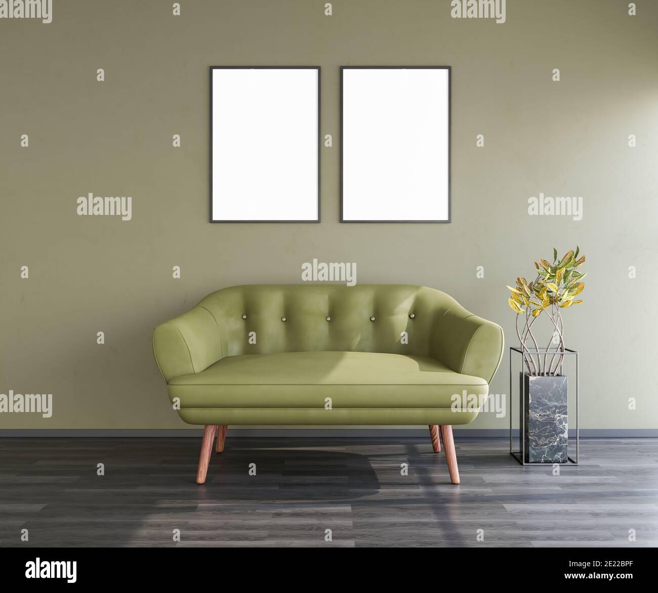 Innenansicht. Ein Zweisitzer-Sofa und ein Croton-Baum vor der grünen Wand. 2 Bilderrahmen-Mockups an der Wand. Stockfoto