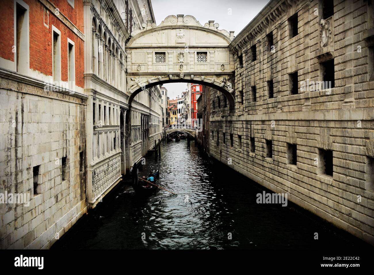 VENEDIG, ITALIEN - 09. Feb 2016: Die Seufzerbrücke, Ponte dei Sospiri, in der Stadt Venedig, Venedig, Italien, überquert über einen mit Wasser gefüllten Kanal. Stockfoto