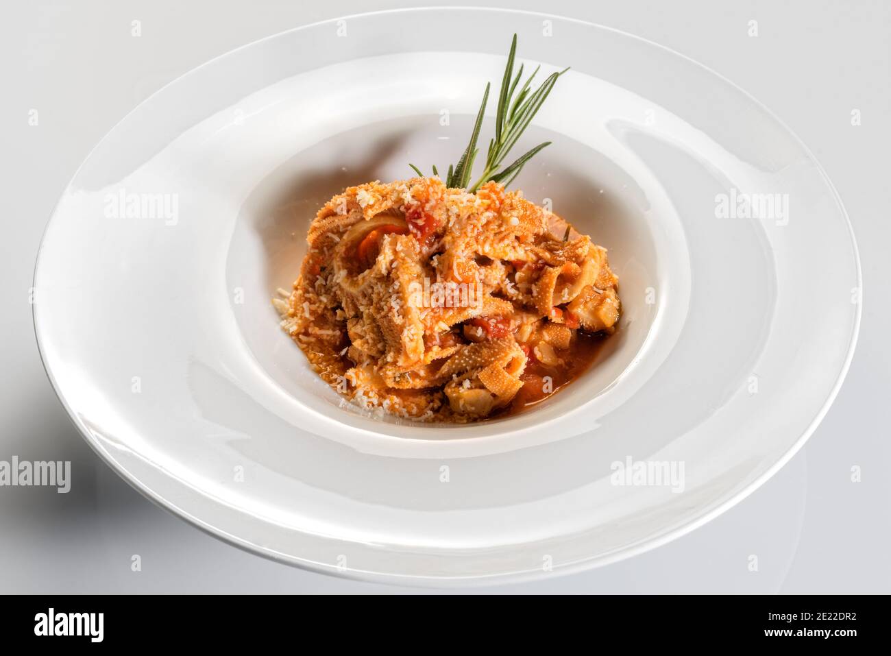 Rinderkutteln mit Tomatensauce, Parmesan und Rosmarin in weißem Gericht typisch italienische Küche von Parma Stockfoto