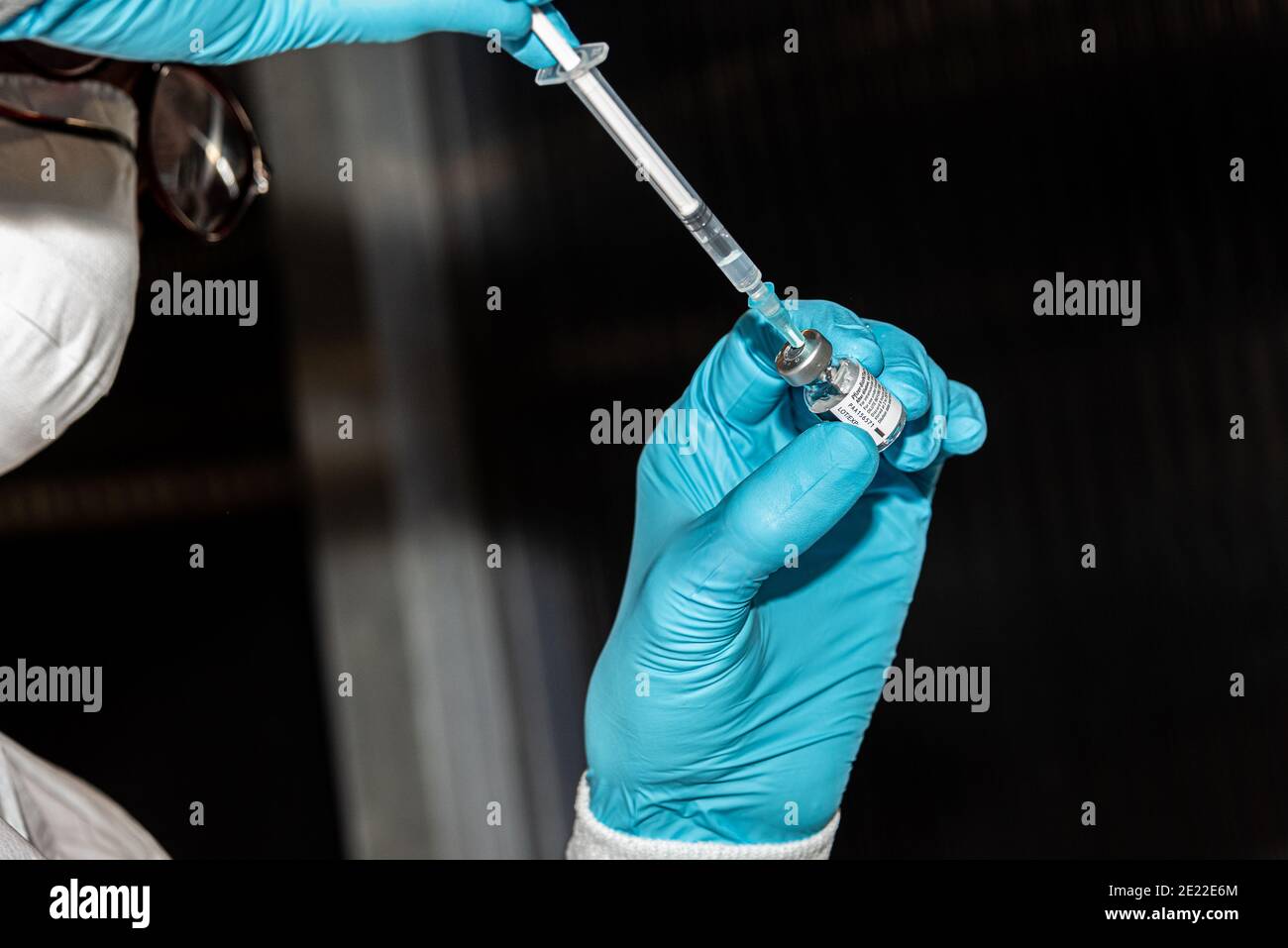 Die Impfbereitschaft gegen das Coronavirus in Deutschland steht, die Impfzentren sind vorbereitet und nehmen Termine für die Impfung an. Stockfoto