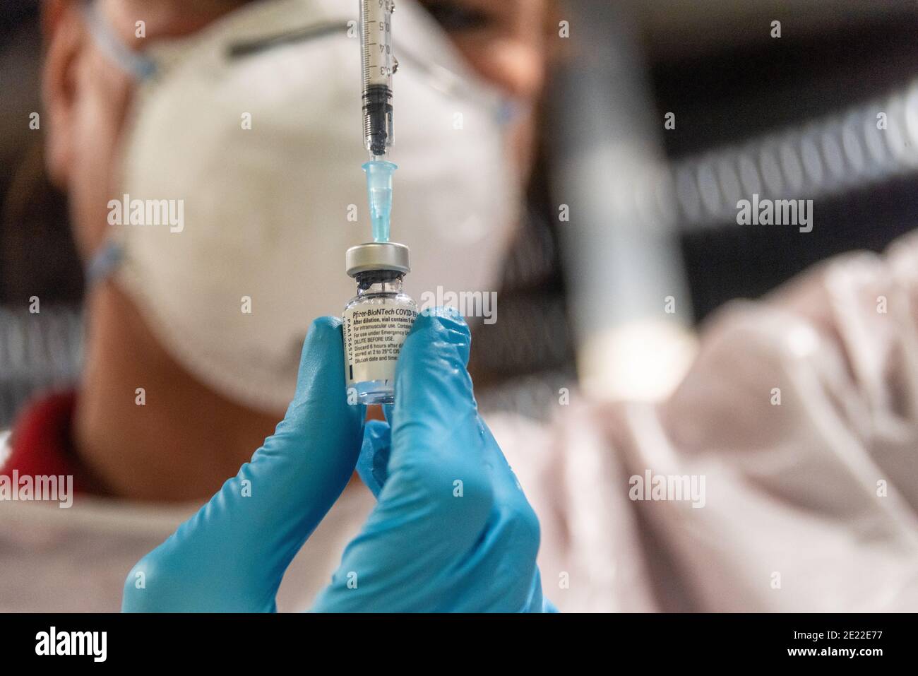 Die Impfbereitschaft gegen das Coronavirus in Deutschland steht, die Impfzentren sind vorbereitet und nehmen Termine für die Impfung an. Stockfoto