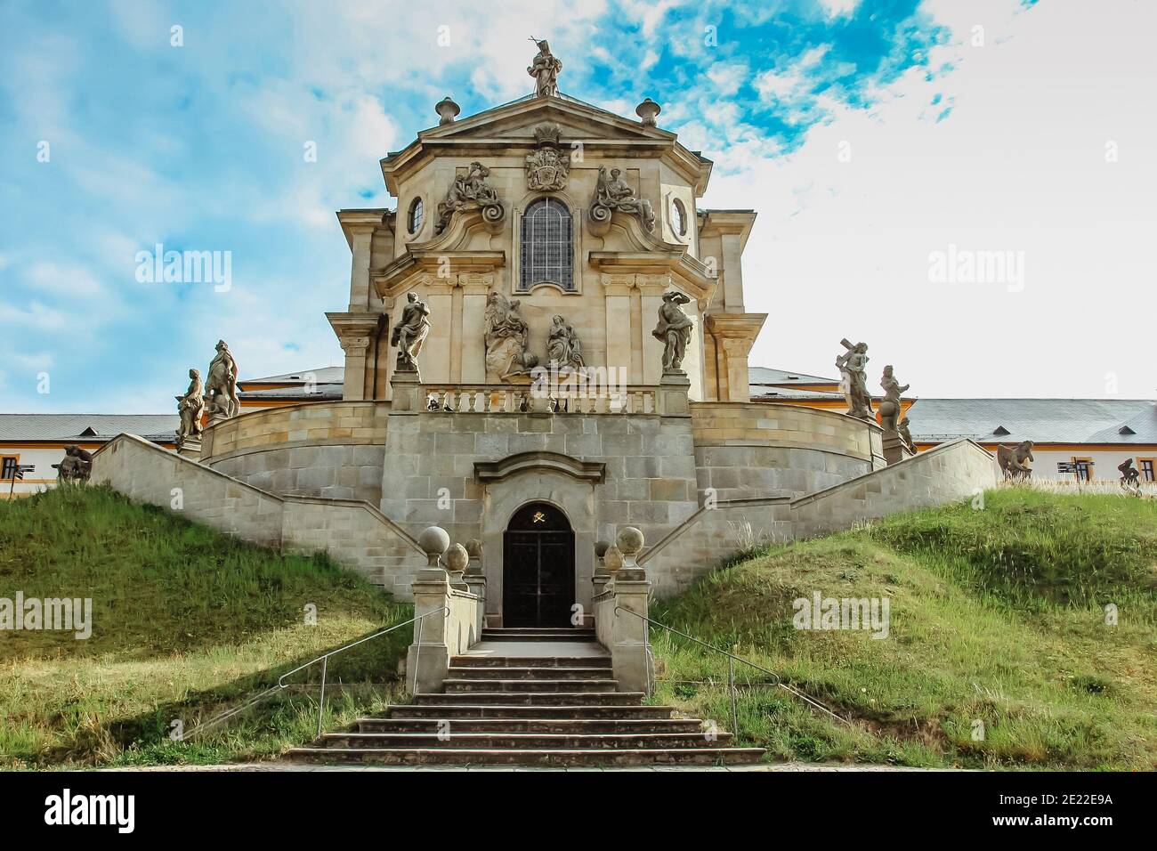 Kuks Krankenhaus in Ostböhmen, Tschechische republik, mit Heiliger Dreifaltigkeit Kirche.Perle des Barocks.Used, sehr beliebt Kurort mit Mineralquelle.Fa Stockfoto