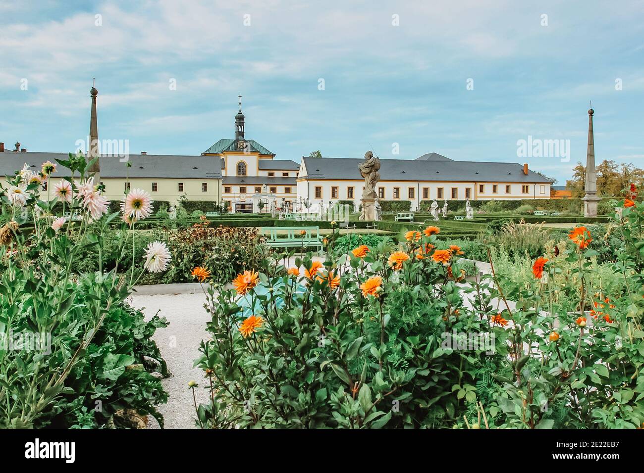 Kuks Krankenhaus und Garten in Ostböhmen, Tschechische republik, mit Heiliger Dreifaltigkeit Kirche.Perle des Barocks.Used, um sehr beliebt Kurort mit minera Stockfoto