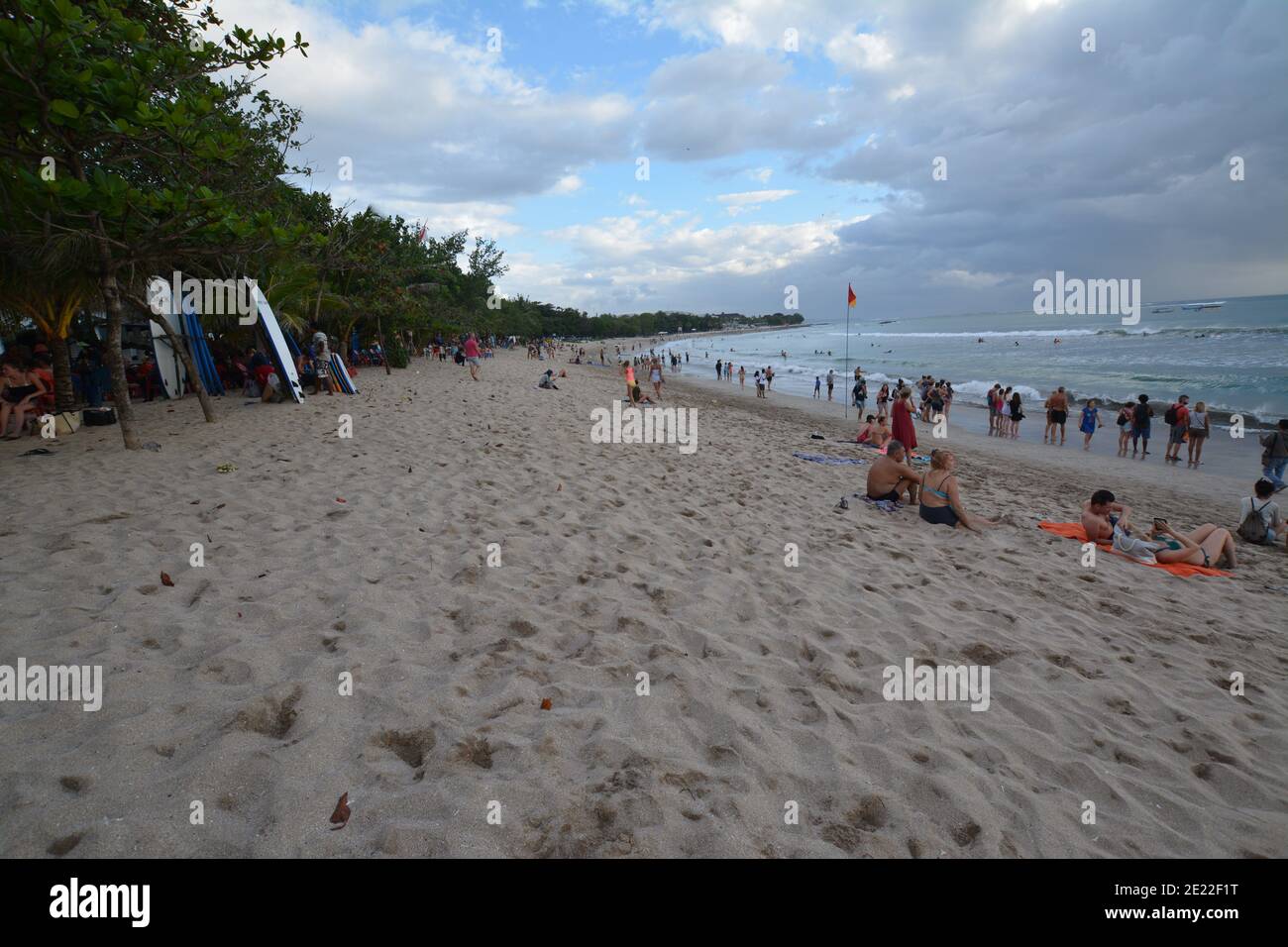 Bali, Indonesien - 12. Januar 2021: Einheimische und Touristen versammeln sich am Strand von Kuta zum Spaß, genießen Surfen und fotografieren die balinesische Kultur Stockfoto