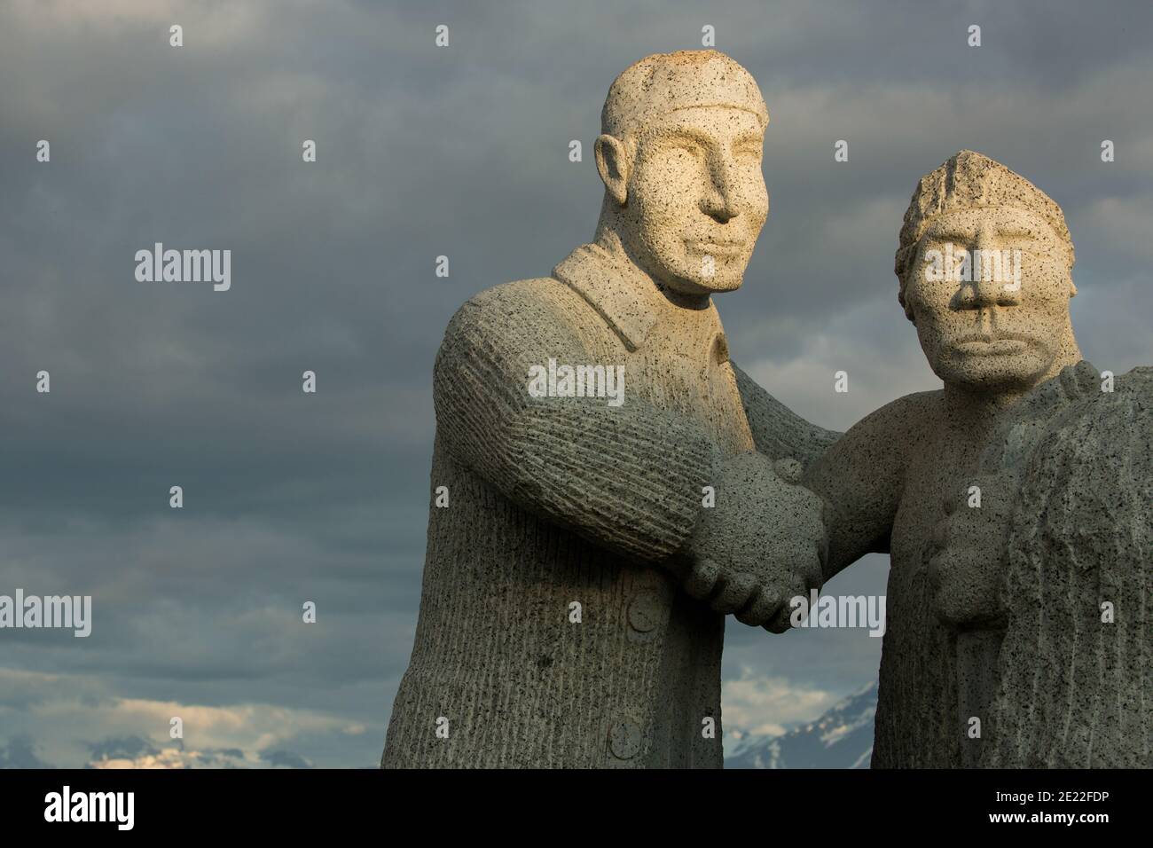 Skulptur Alberto de Agostini und einem indianer gewidmet, Puerto Natales, Patagonien, Chile, Südamerika Stockfoto