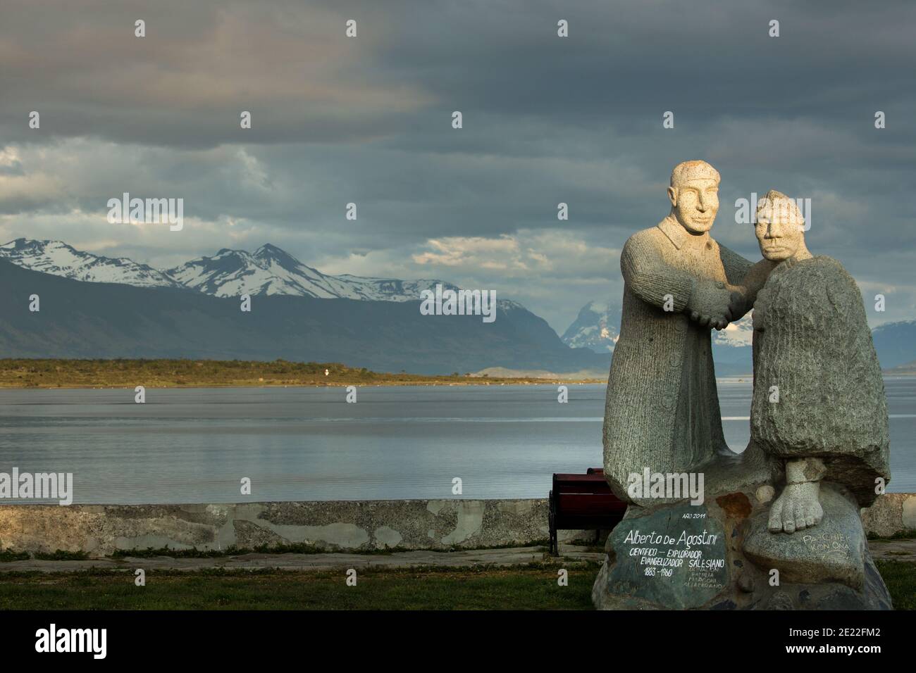 Skulptur Alberto de Agostini und einem indianer gewidmet, Puerto Natales, Patagonien, Chile, Südamerika Stockfoto