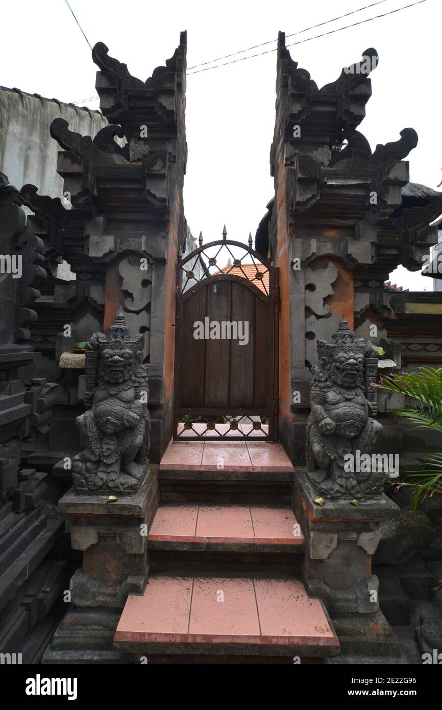 Bali, Indonesien - 12. Januar 2021: Die Straßen in der Stadt Kuta auf Bali. Restaurants und Geschäfte neben den belebten Straßen. Stockfoto