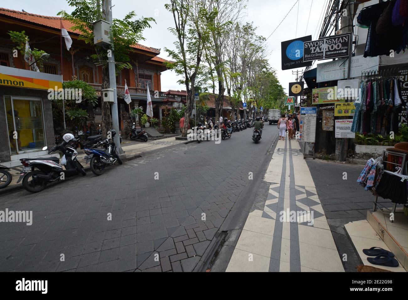 Bali, Indonesien - 12. Januar 2021: Die Straßen in der Stadt Kuta auf Bali. Restaurants und Geschäfte neben den belebten Straßen. Stockfoto
