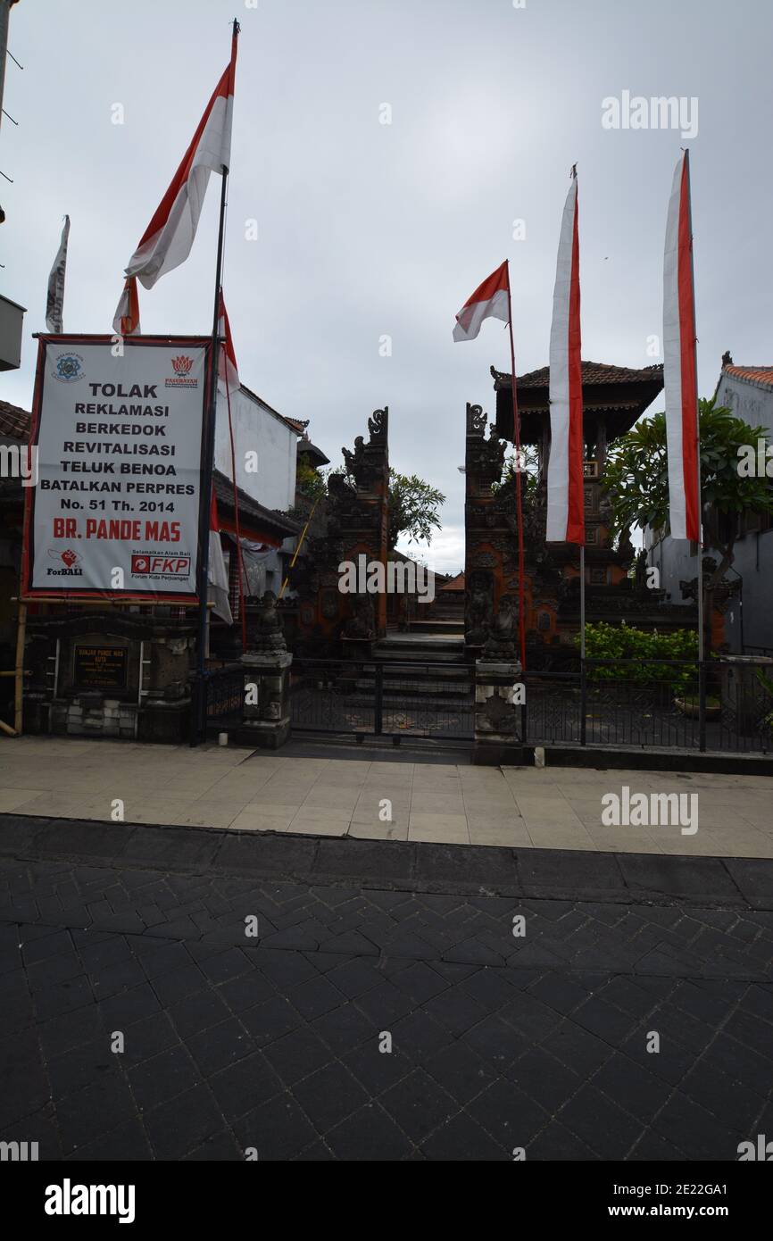 Bali, Indonesien - 12. Januar 2021: Die Straßen in der Stadt Kuta auf Bali. Restaurants und Geschäfte neben den belebten Straßen. Stockfoto