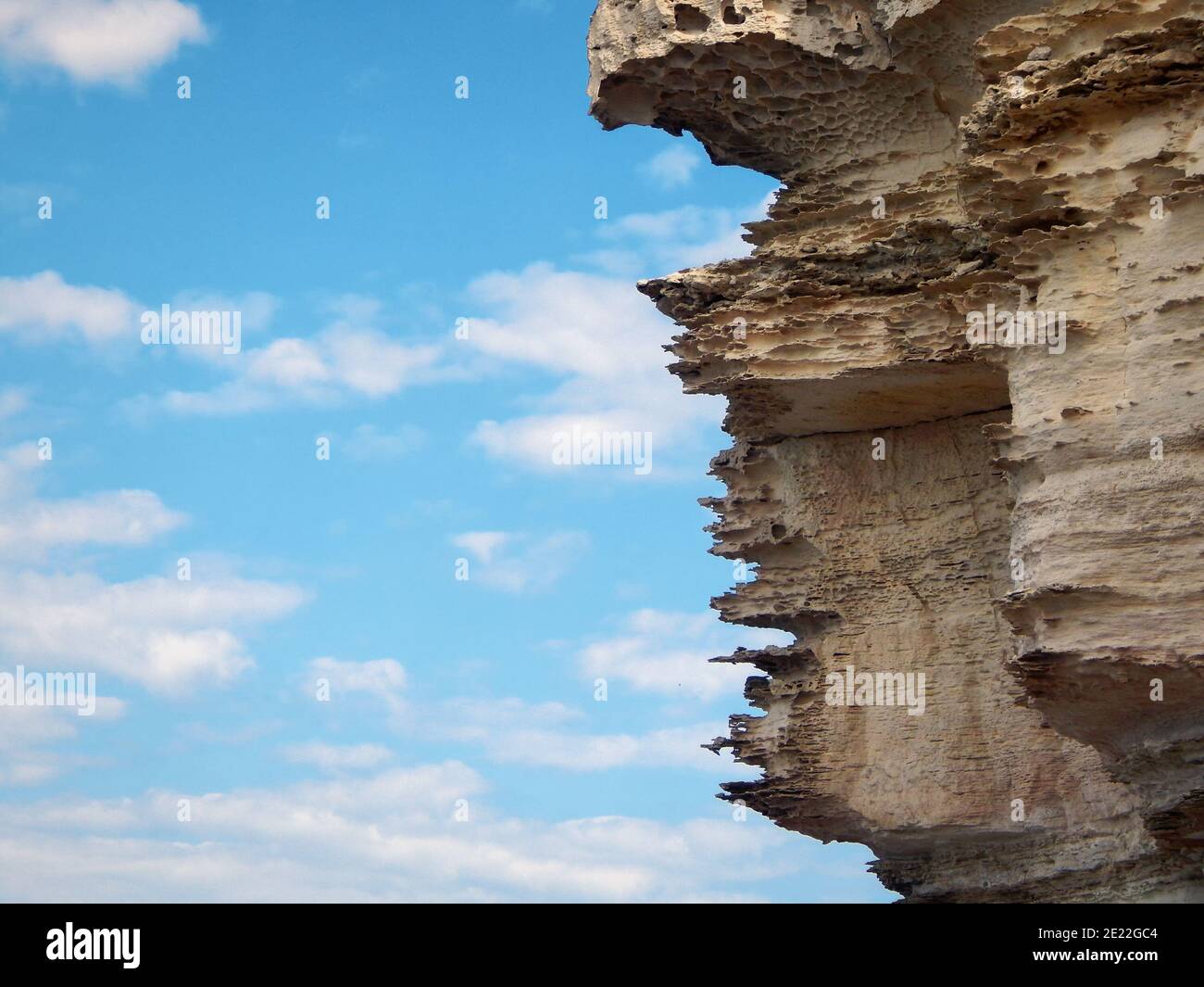 Felsen am Ufer des Kaspischen Meeres. Stockfoto