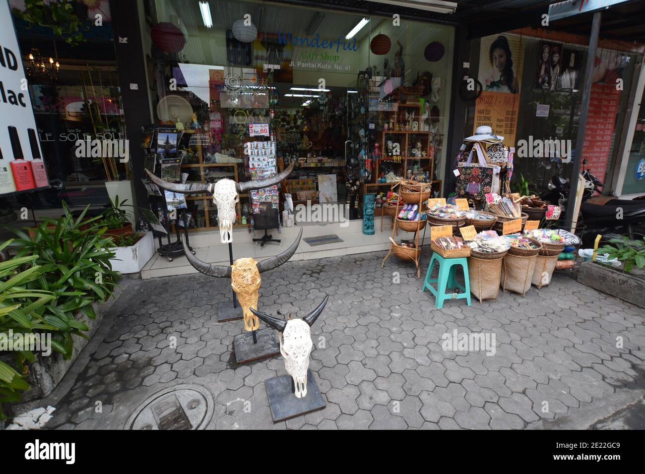 Bali, Indonesien - 12. Januar 2021: Die Straßen in der Stadt Kuta auf Bali. Restaurants und Geschäfte neben den belebten Straßen. Stockfoto