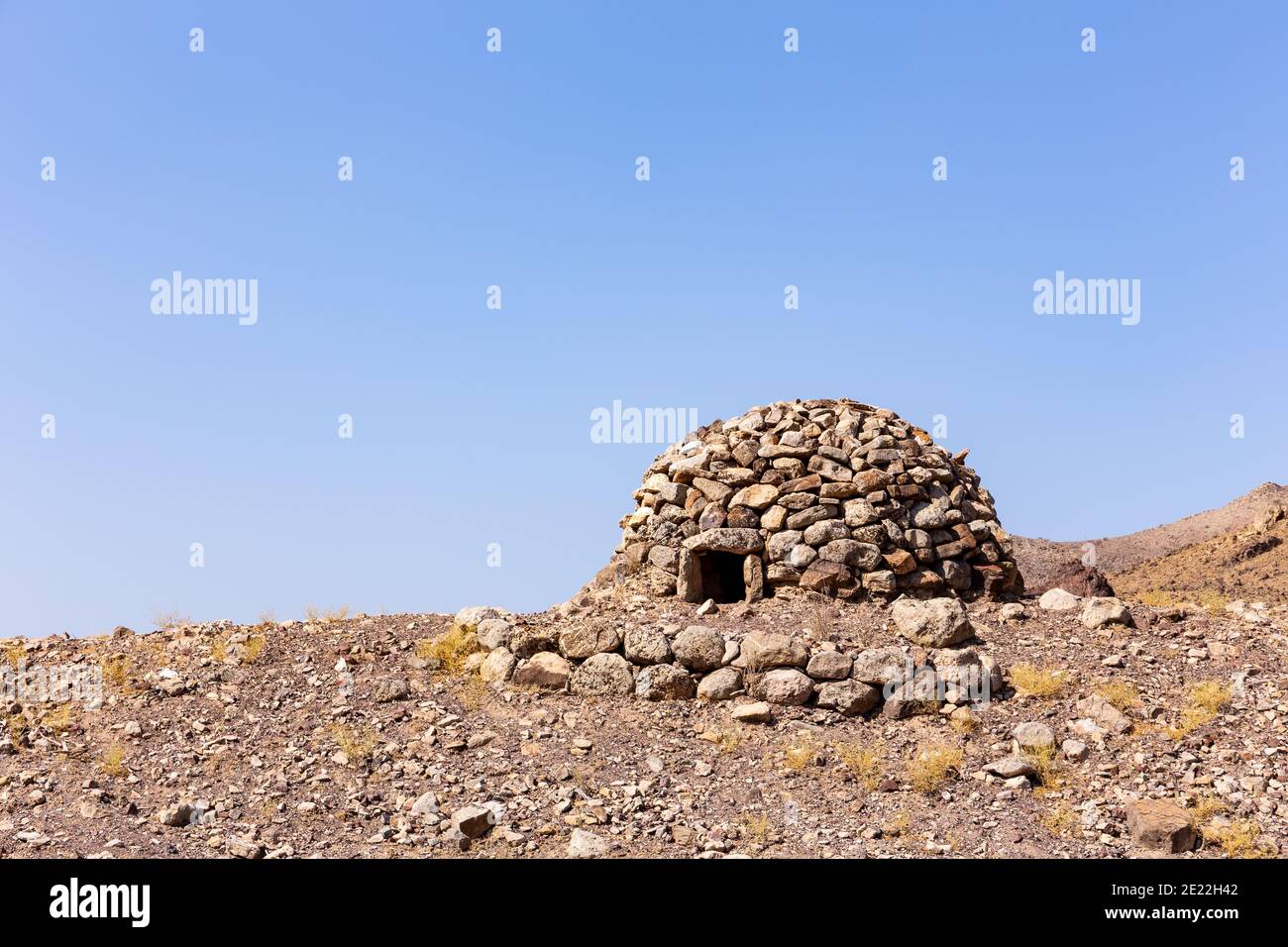 Runder steiniger Schutz auf dem Hügel in Hajar Mountains, Hatta, Vereinigte Arabische Emirate. Stockfoto