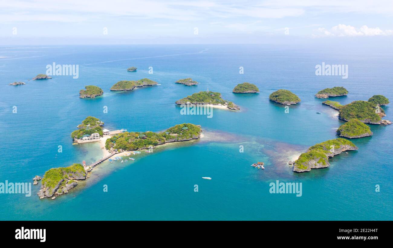 Seascape, eine Gruppe von kleinen Inseln, Draufsicht. Nationalpark, Alaminos, Pangasinan, Philippinen. Beliebte Touristenroute. Sommer- und Urlaubsreisen Konz Stockfoto