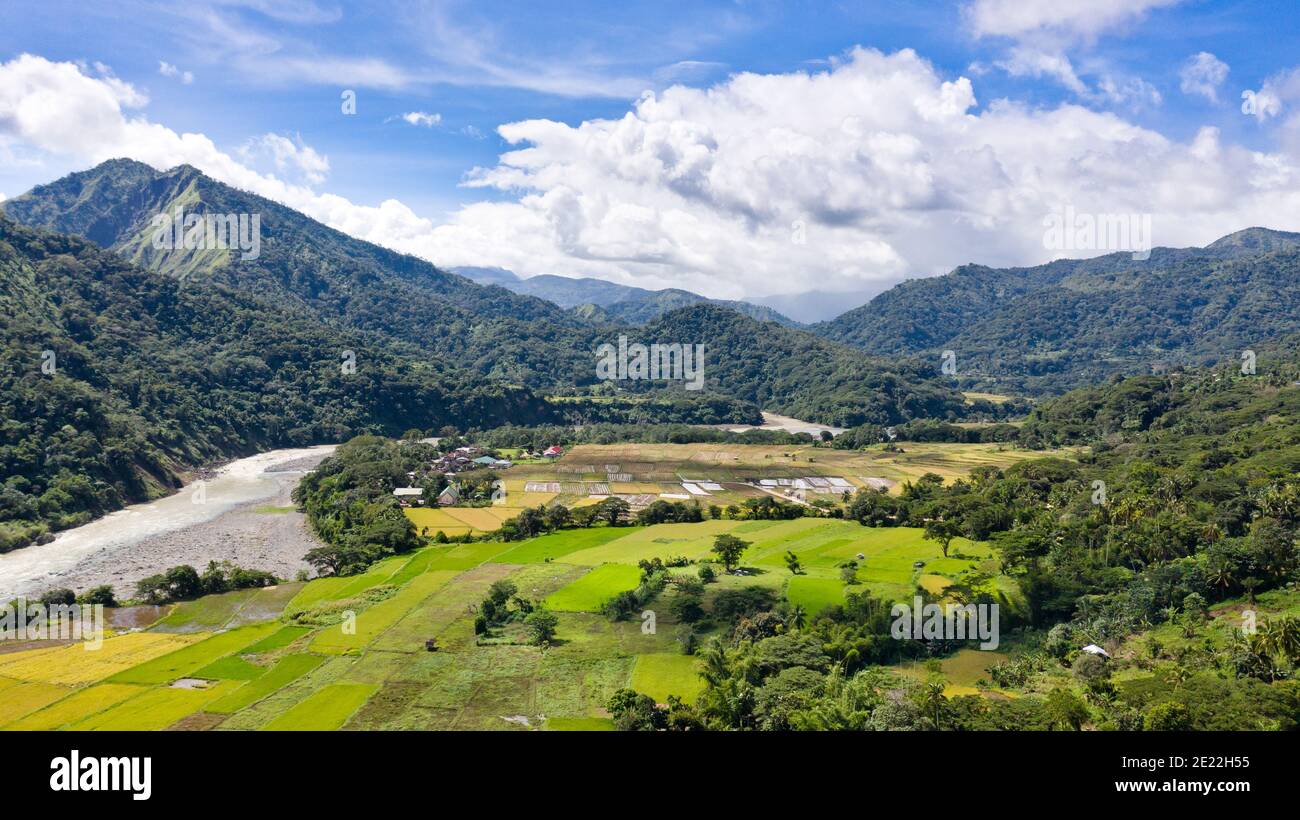 Cordillera auf Luzon Island, Philippinen, Luftaufnahme. Berglandschaft mit Reisfeldern. Berge und ein schönes Tal mit Reisterrassen. Stockfoto