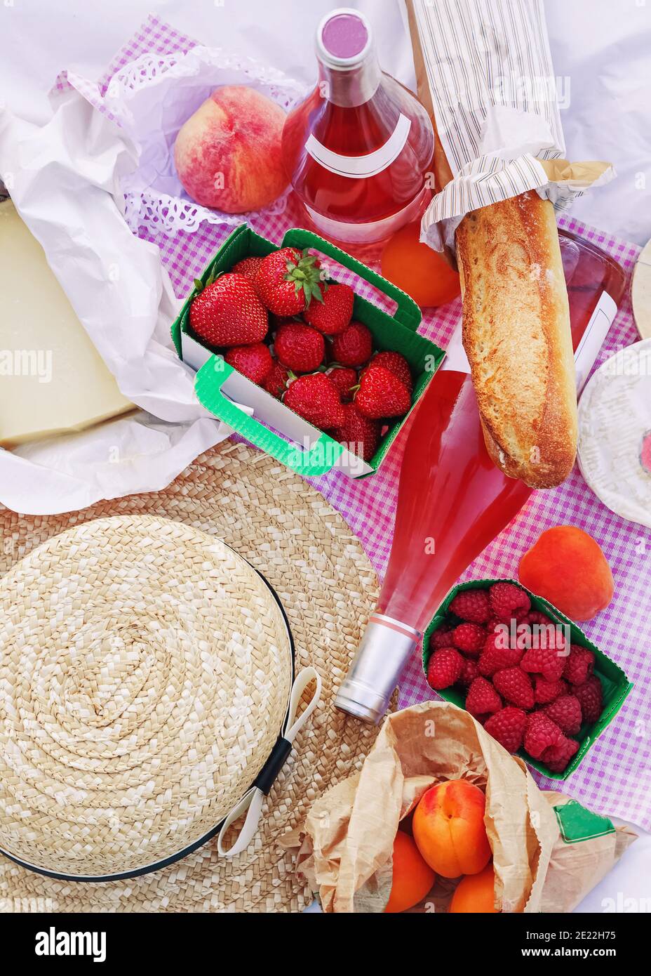 Picknick im französischen Stil: Käse, Baguette, Beeren und Rosenwein Stockfoto