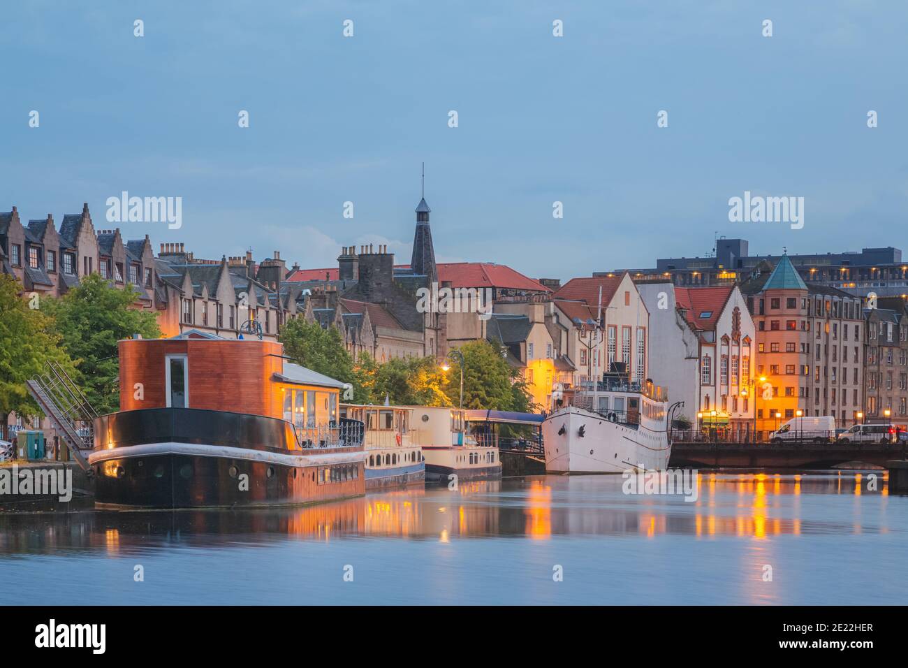 Ein schöner Abend an der Leith Shore, einem Hafengebiet im Norden von Edinburgh, Schottland. Stockfoto