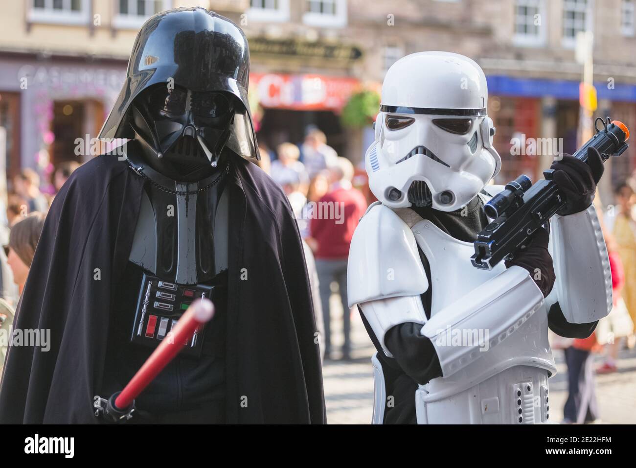Edinburgh, Schottland - 6. August 2016: Straßenkünstler in Star Wars Kostümen auf der Royal Mile beim Edinburgh Fringe Festival. Stockfoto