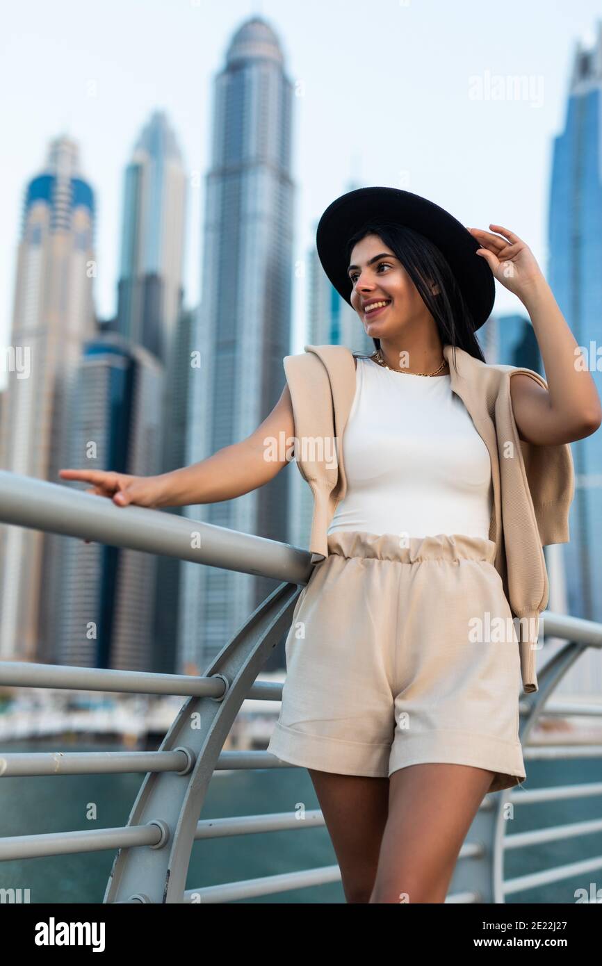 Junge Frau trägt elegante Freizeitkleidung auf den Straßen von Moderne  Stadt Stockfotografie - Alamy