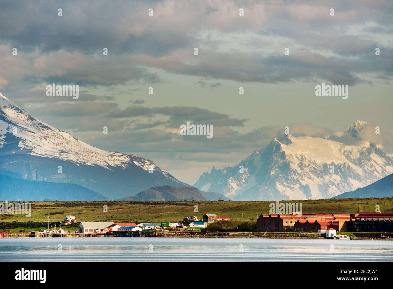 Puerto Bories, die Cordillera Sarmiento und die Torres del Paine von Puerto Natales, Patagonien, Chile, Südamerika aus gesehen Stockfoto