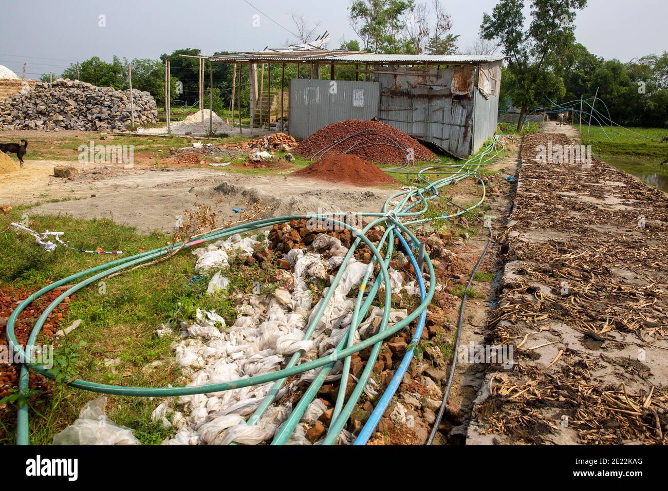 Illegale Gasleitungen in Brahmanbaria in Bangladesch. Dieses Gas, das aus den Tubewells der verschiedenen Häuser und Ländereien im Dorf kommt, wird supplie Stockfoto