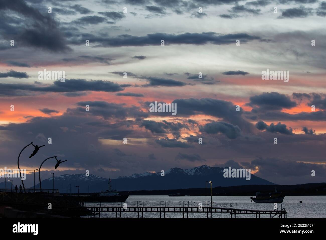 Monumento al Viento fliegende Menschen Struktur gegen einen schönen Sonnenuntergang in Puerto Natales, Patagonien, Chile, Südamerika Stockfoto