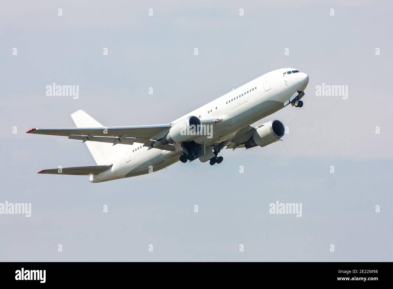 Start eines weißen Passagierraumflugzeugs Stockfoto