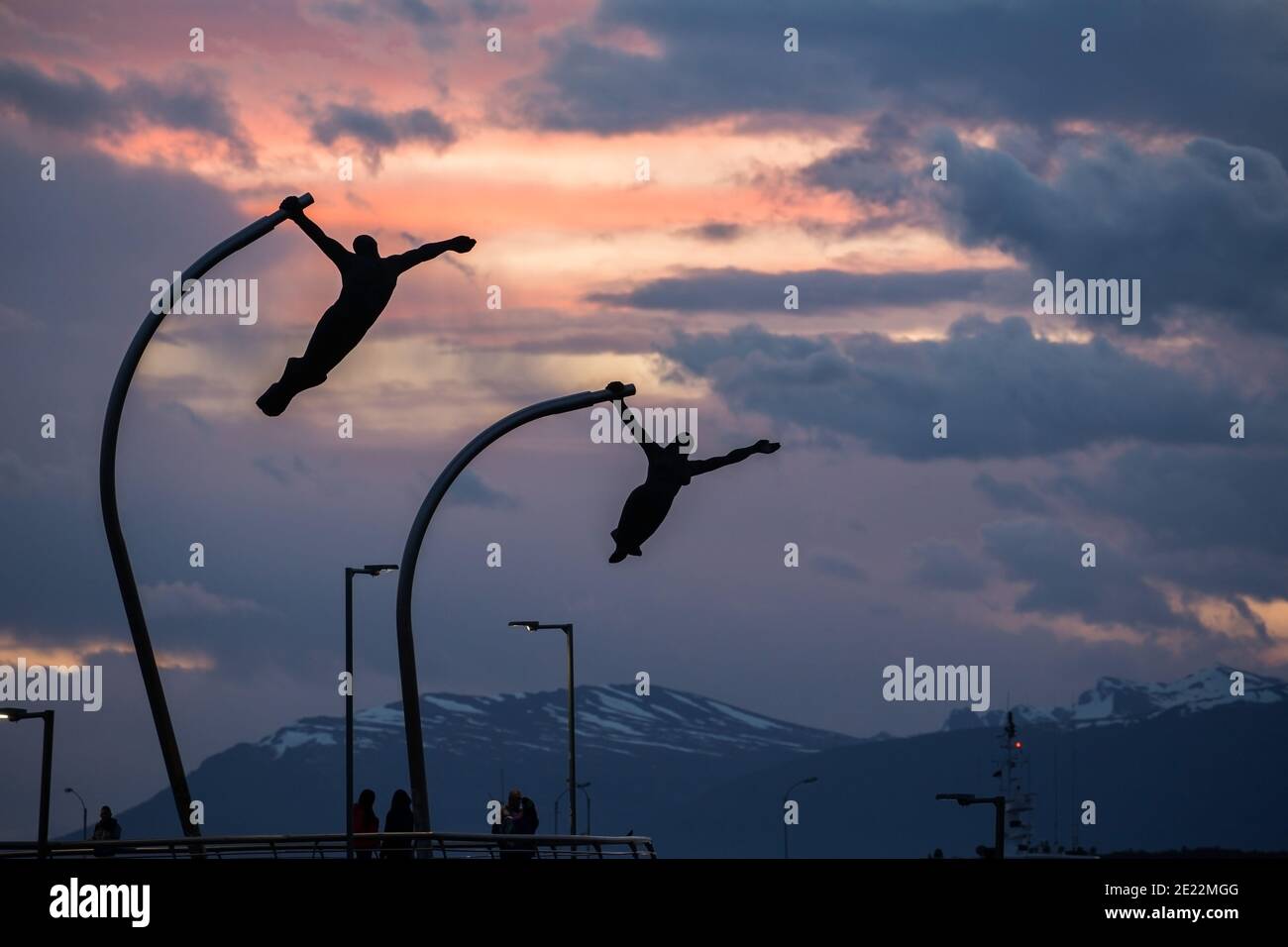 Monumento al Viento fliegende Menschen Struktur gegen einen schönen Sonnenuntergang in Puerto Natales, Patagonien, Chile, Südamerika Stockfoto