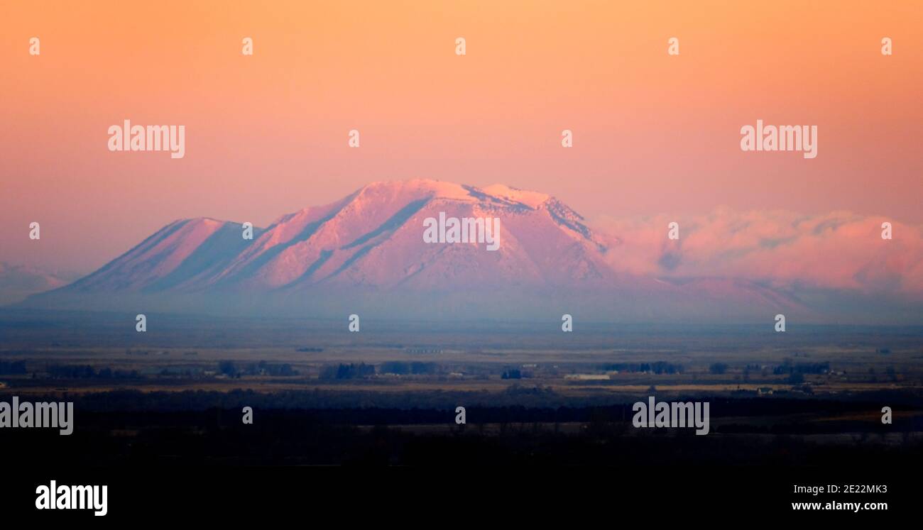 Berge bei Sonnenaufgang mit Schnee in der Tallandschaft Stockfoto
