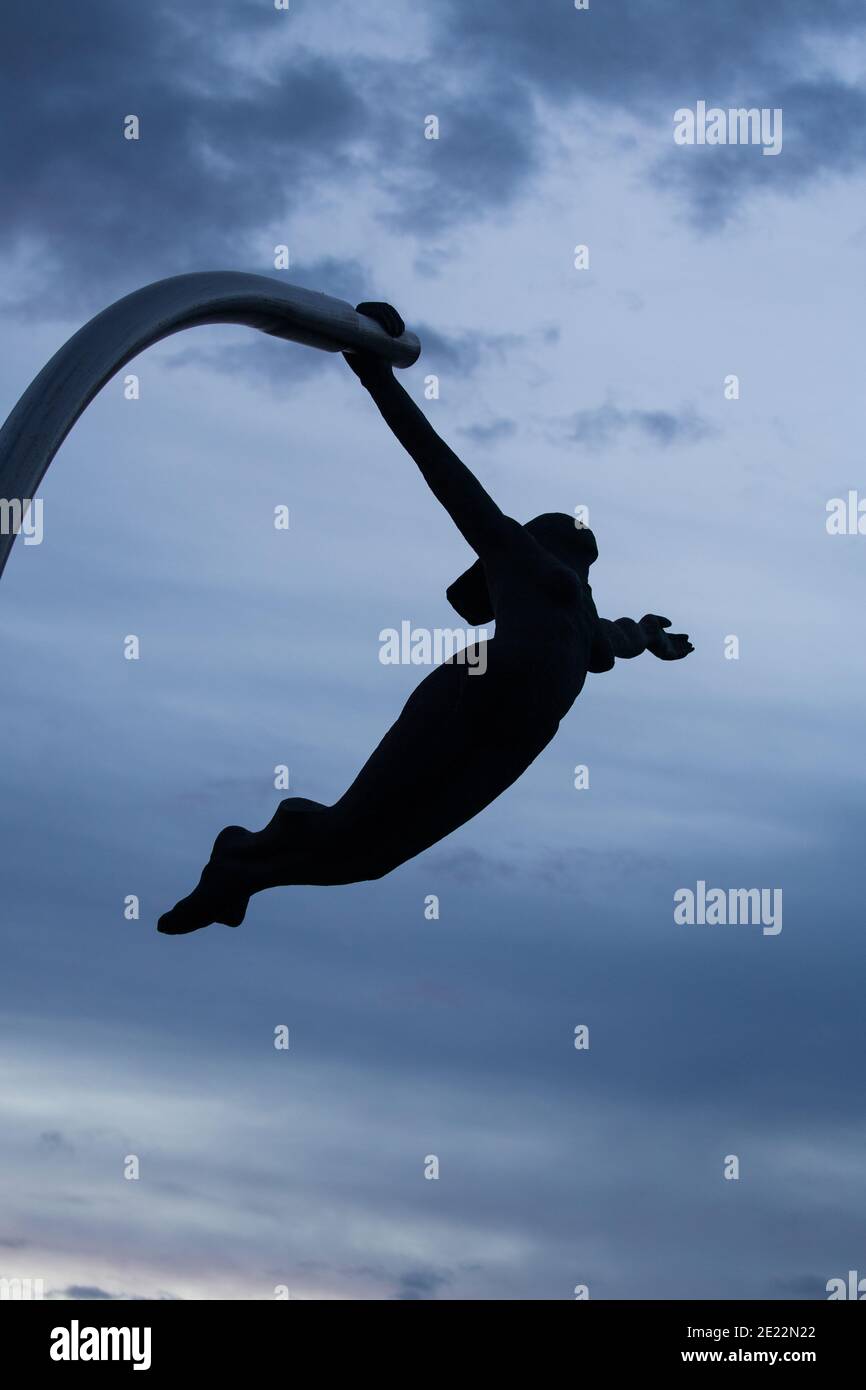 Monumento al Viento fliegende Menschen Struktur gegen einen schönen Sonnenuntergang in Puerto Natales, Patagonien, Chile, Südamerika Stockfoto