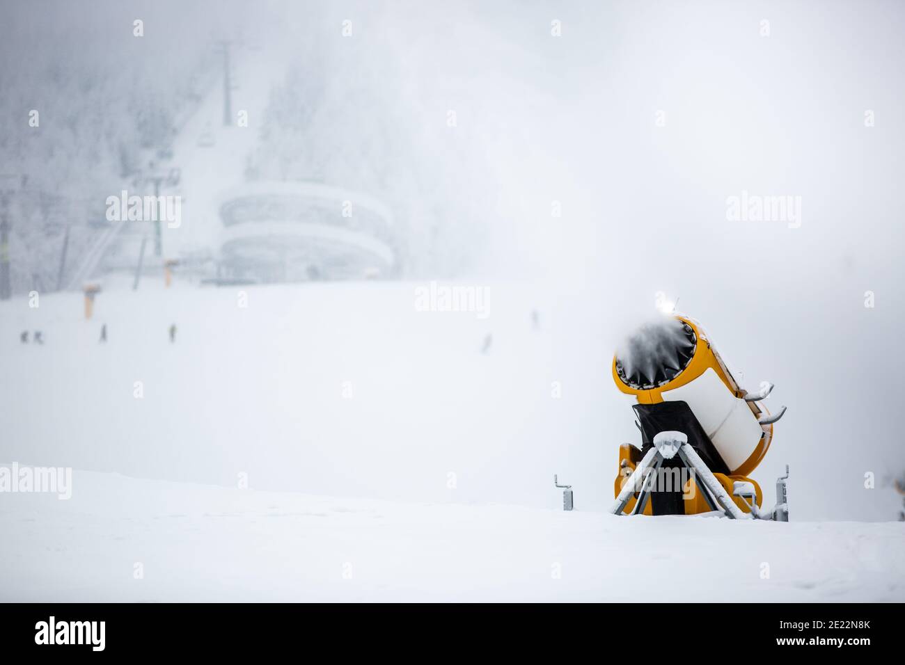 Schneekanone, Maschine oder Gewehr schneit die Pisten oder Berg für Skifahrer und Snowboarder, Kunstschnee Stockfoto