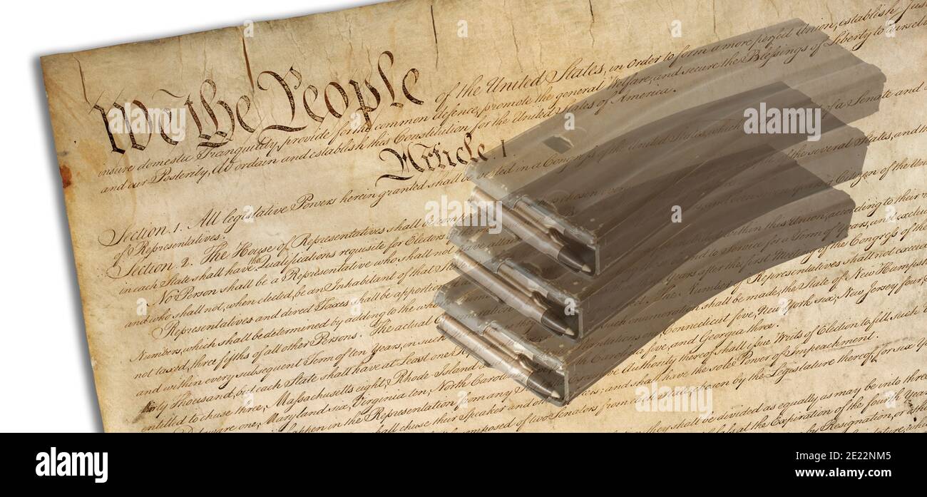 3-D-Illustration mit dem Public Domain-Bild der United Staaten Verfassung mit drei großen AR-15-Zeitschriften ghosted auf Oben Stockfoto