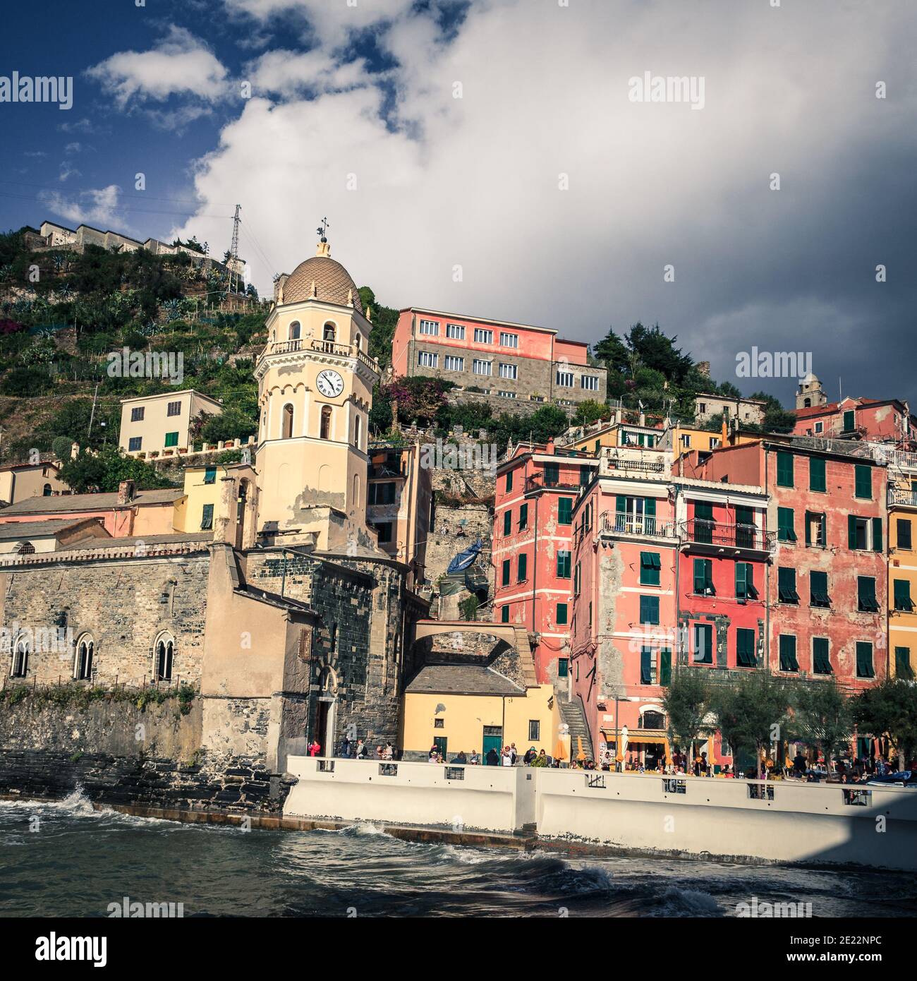 Blick auf die Mittelmeerküste vom Dorf Vernazza In Italien Stockfoto