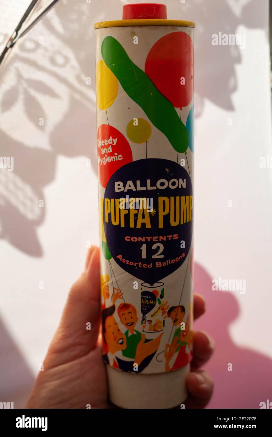 Ansicht einer Person, die einen Antiken Ballon Puffa hält Pumpe Stockfoto