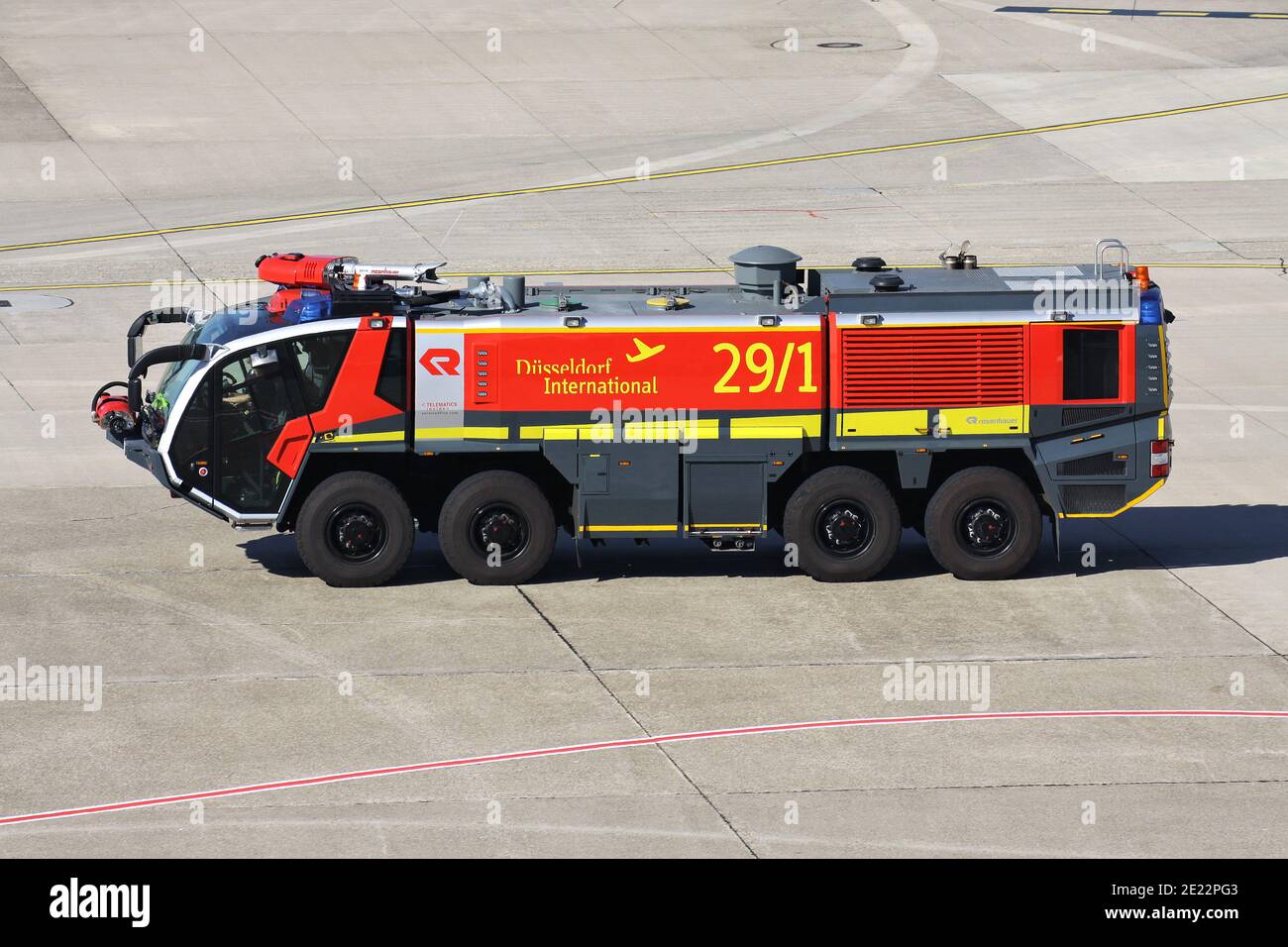 Rosenbauer Panther Flughafen Rettungs- und Feuerwehrfahrzeug am Flughafen Düsseldorf. Stockfoto