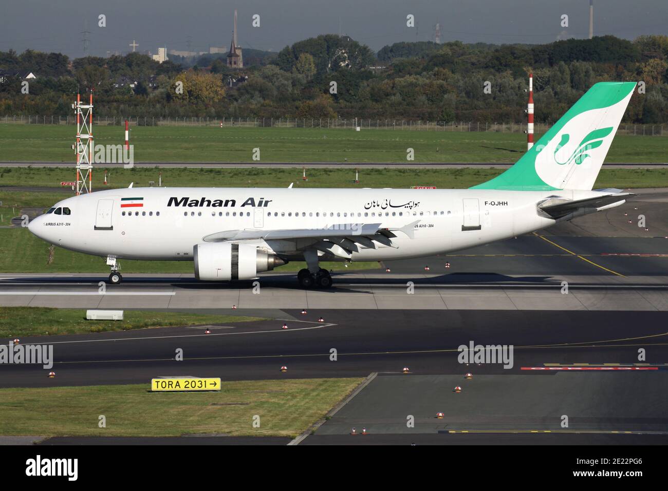 Der iranische Mahan Air Airbus A310-300 mit Registrierung F-OJHH landete gerade auf der Startbahn 23L des Düsseldorfer Flughafens. Stockfoto