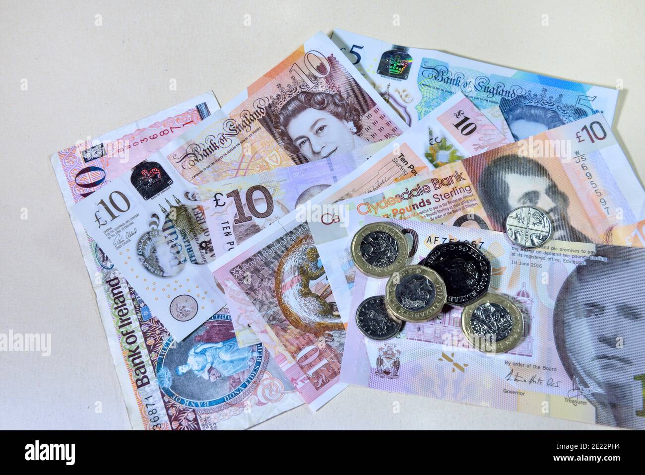 Britische Geldscheine, Pfund, englische, schottische, irische Papierscheine und Münzen Stockfoto