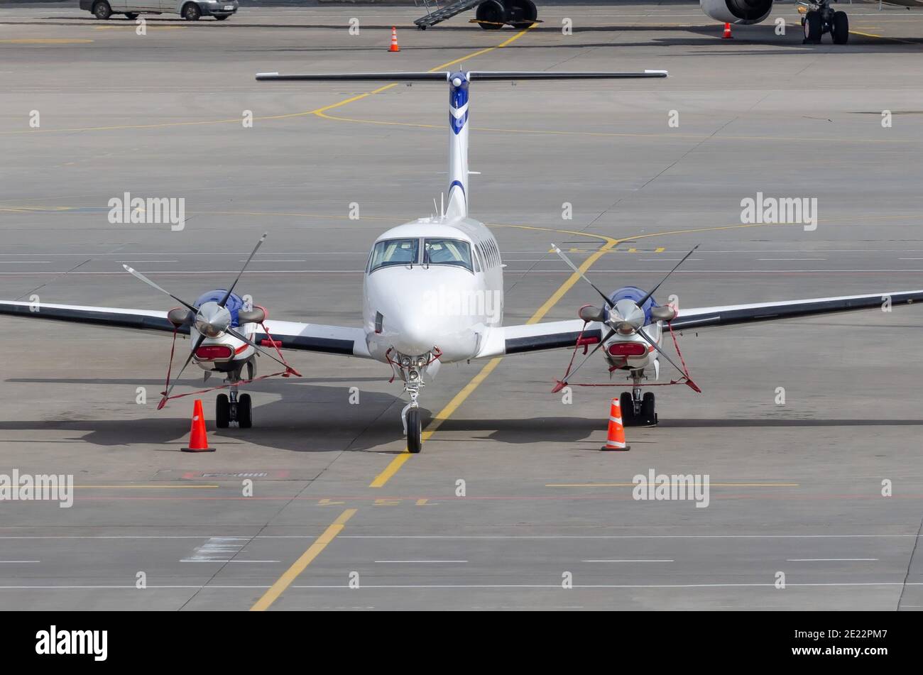 Kleiner privater Jet Turboprop geparkt, Vorderansicht Stockfoto