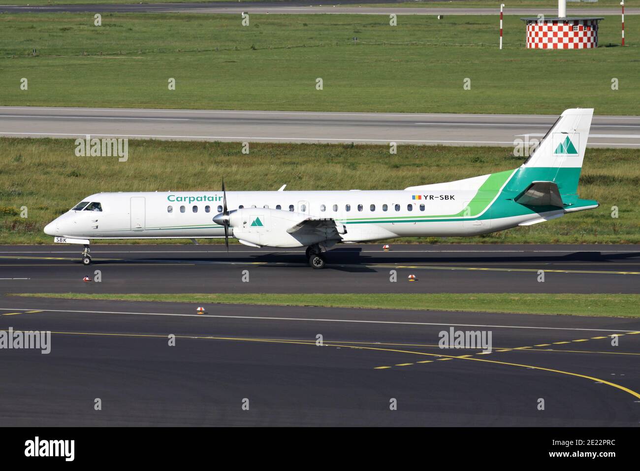 Rumänischer Carpartair Saab 2000 mit Registrierung YR-SBK auf dem Rollweg am Flughafen Düsseldorf. Stockfoto