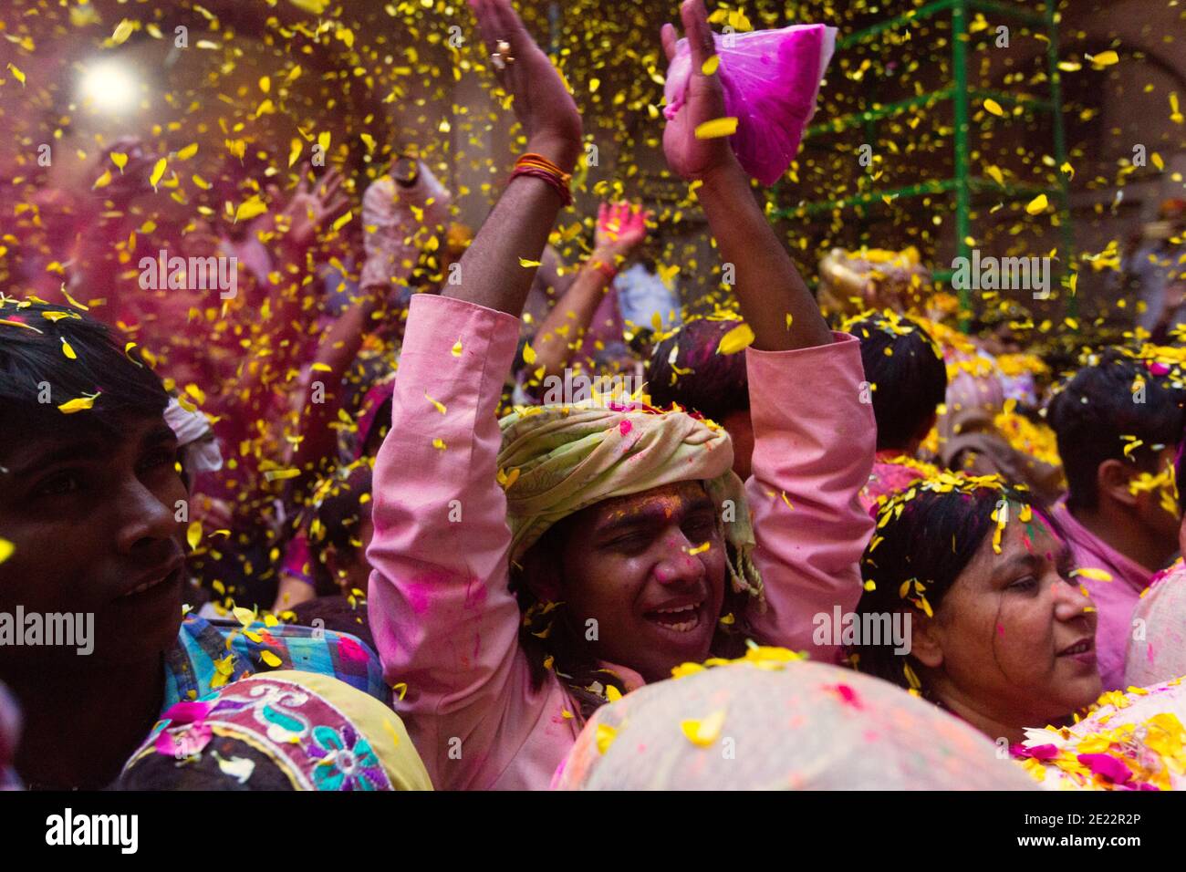 Eifrige Anhänger feiern Phoolon Wali Holi, ein holi mit Blumenblättern, die am Banke Bihari Tempel gehalten werden. Bei dieser einzigartigen Feier werden Blütenblätter f geworfen Stockfoto