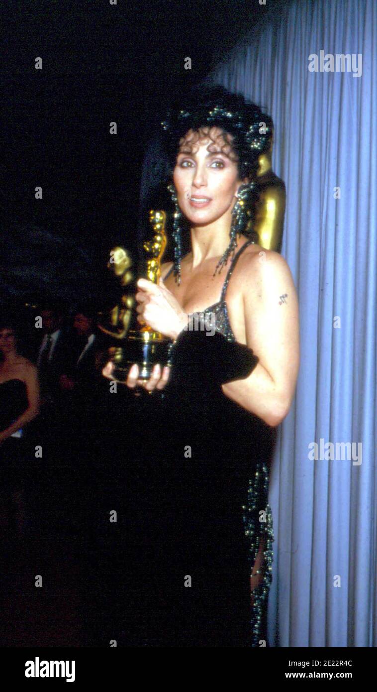 Cher (trägt ein Bob Mackie Kleid) posiert im Presseraum bei den Academy Awards 1988, 11. April 1988. Quelle: Ralph Dominguez/MediaPunch Stockfoto