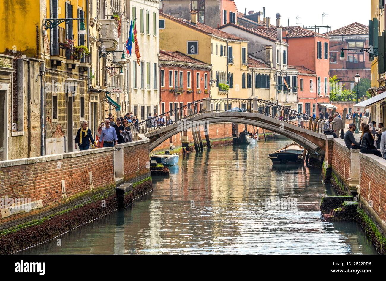 Rio und Ponte von San Trovaso - Oktober Nachmittag Blick auf einen kleinen Kanal, Rio de San Trovaso, an einer Steinbrücke, Ponte San Trovaso, in Venedig, Italien. Stockfoto