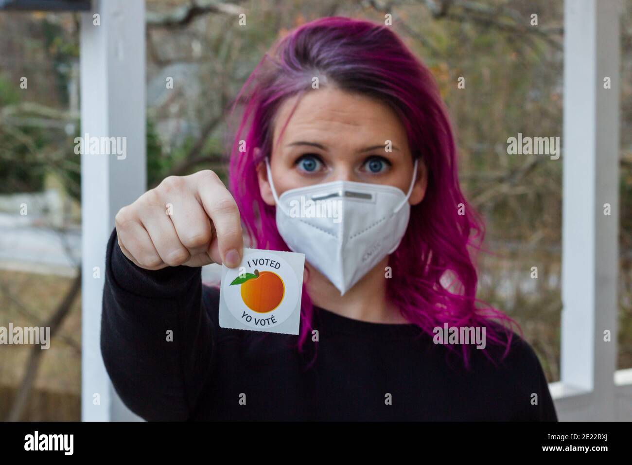 LAWRENCEVILLE, VEREINIGTE STAATEN - 26. Dezember 2020: Lawrenceville, Georgia - 26 2020. Dezember: Ein Wähler in Georgien hält einen Sticker "Ich habe gestimmt" hinten Stockfoto