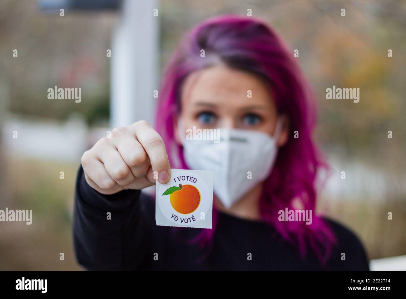 LAWRENCEVILLE, VEREINIGTE STAATEN - 26. Dezember 2020: Lawrenceville, Georgia - 26 2020. Dezember: Ein Wähler in Georgien hält einen Sticker "Ich habe gestimmt" hinten Stockfoto